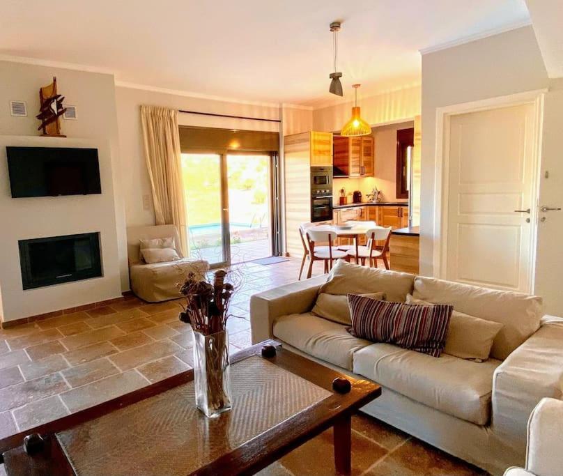 Summer House With A Pool Near Sea, Port & Airport Apartment ราฟีนา ภายนอก รูปภาพ