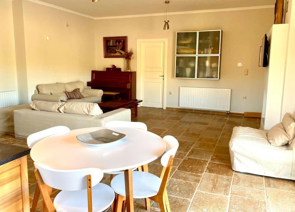 Summer House With A Pool Near Sea, Port & Airport Apartment ราฟีนา ภายนอก รูปภาพ